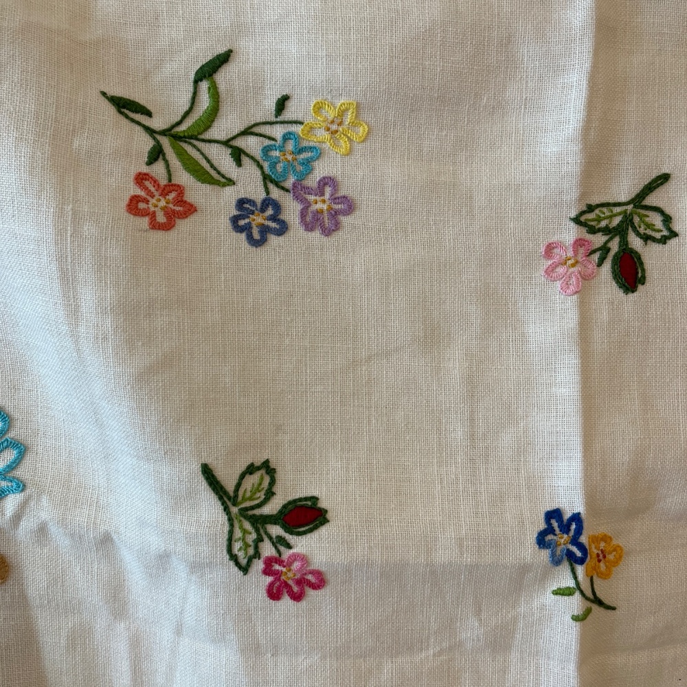 Embroidered floral linen square - Picture 8 of 10